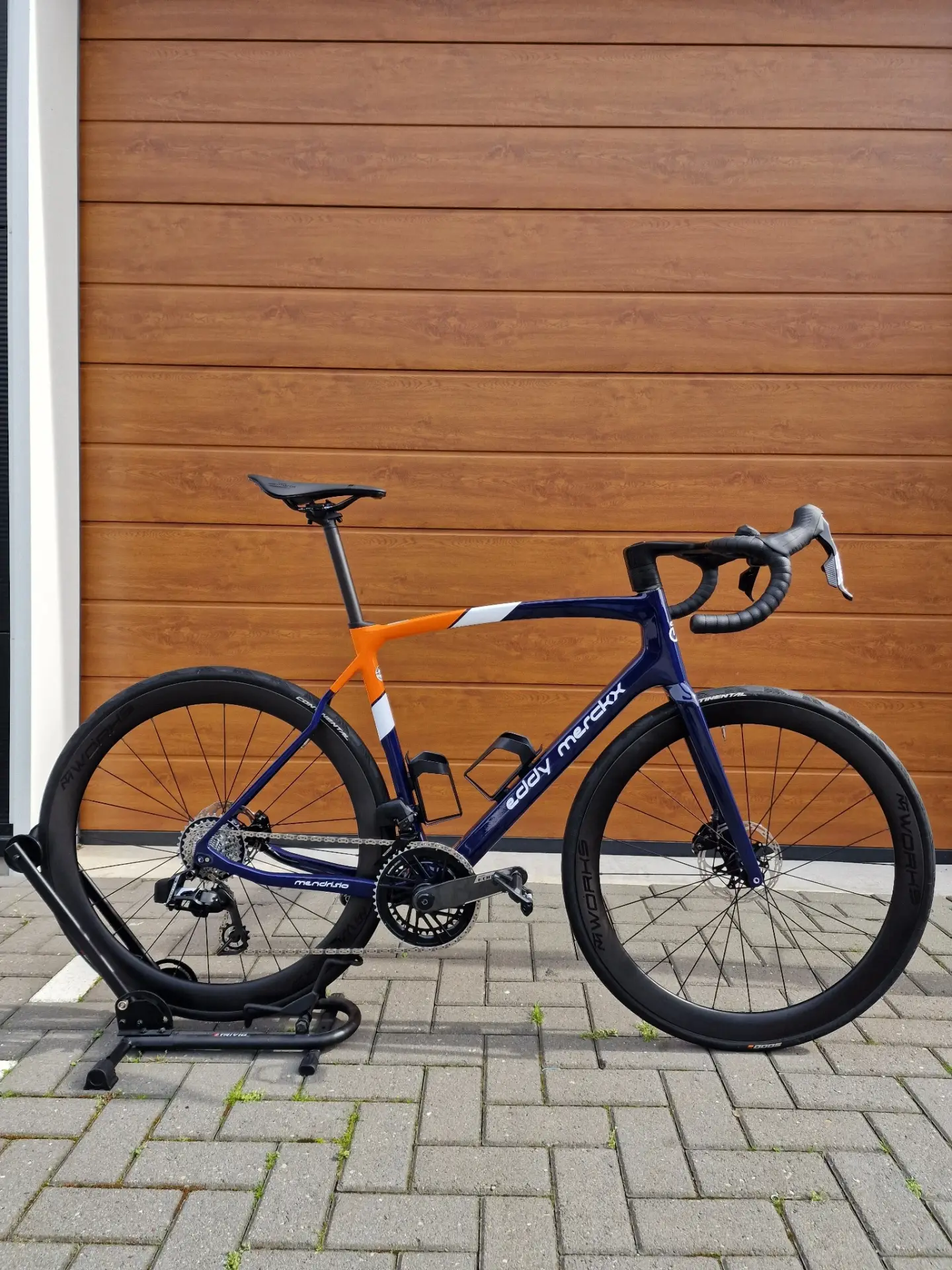 Professioneel onderhoud aan een klassieke Eddy Merckx racefiets in de werkplaats