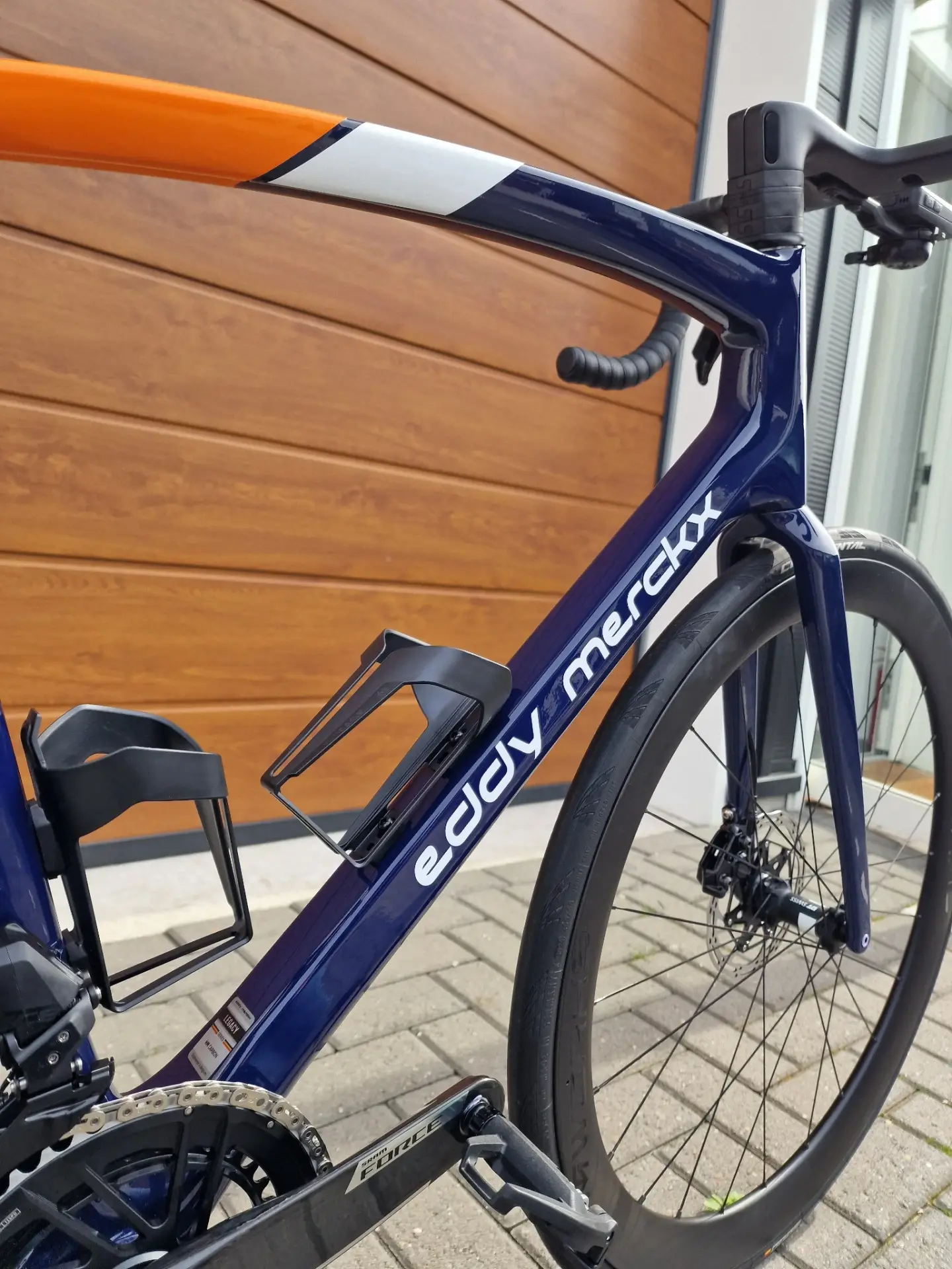 Gedetailleerde inspectie van een Eddy Merckx racefiets bij Dacorsa